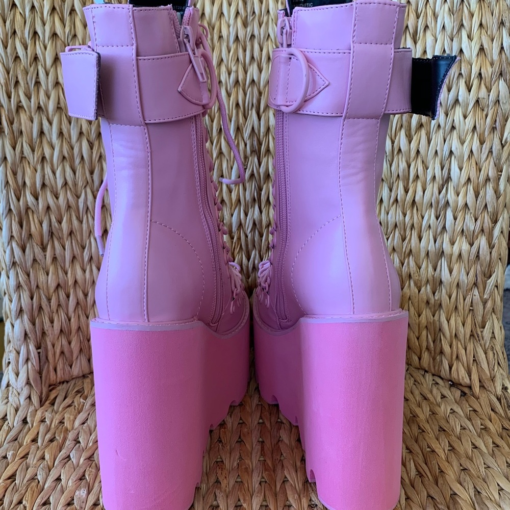 New Sugar Thrillz x Dolls Kill Pink Traitor Boot - Picture 4 of 8